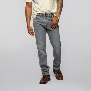 The model is 6'1" and is wearing a size 32x32.