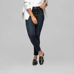 The model is 5'8", 138 lbs and wearing her true size 27R.