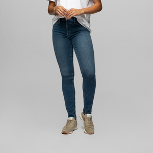 The model is 5'8", 138 lbs and wearing her true size 27R.
