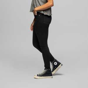 The model is 5'8", 138 lbs and wearing her true size 27R.