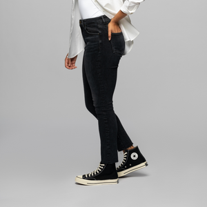 The model is 5'8", 138 lbs and wearing her true size 27R.