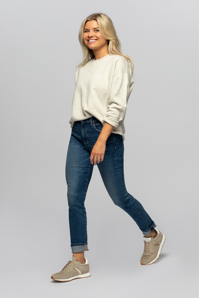 The model is 5'3