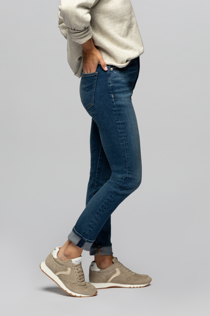 The model is 5'3