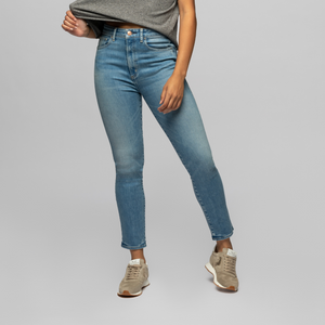 The model is 5'8", 138 lbs and wearing her true size 27R.