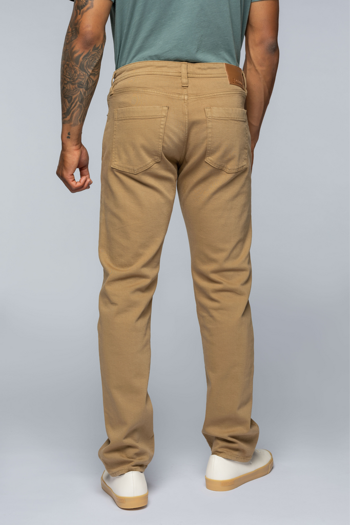 The model is 6'1