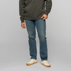 The model is 6'1" and is wearing a size 32x32.