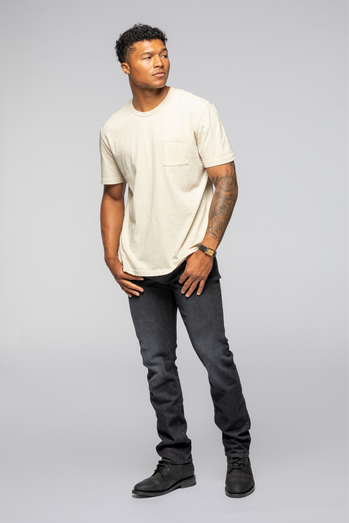 The model is 6'1
