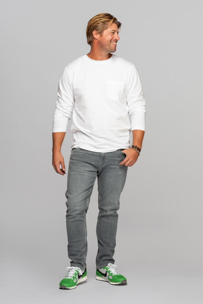 The model is 5'11