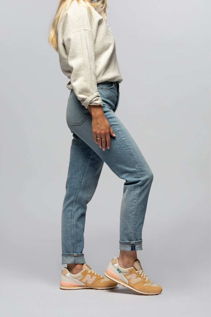 The model is 5'3