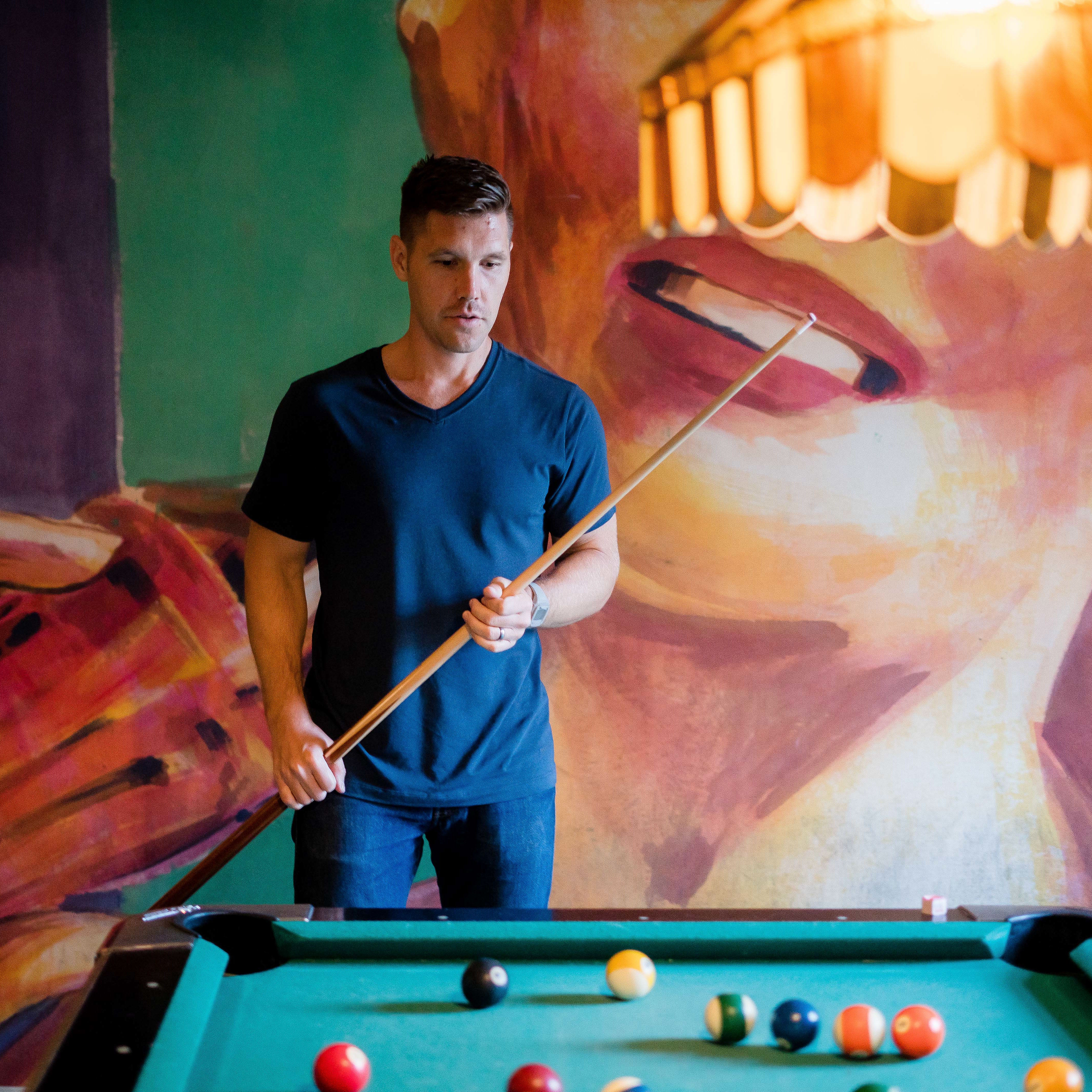 The Standard V-neck - Revtown