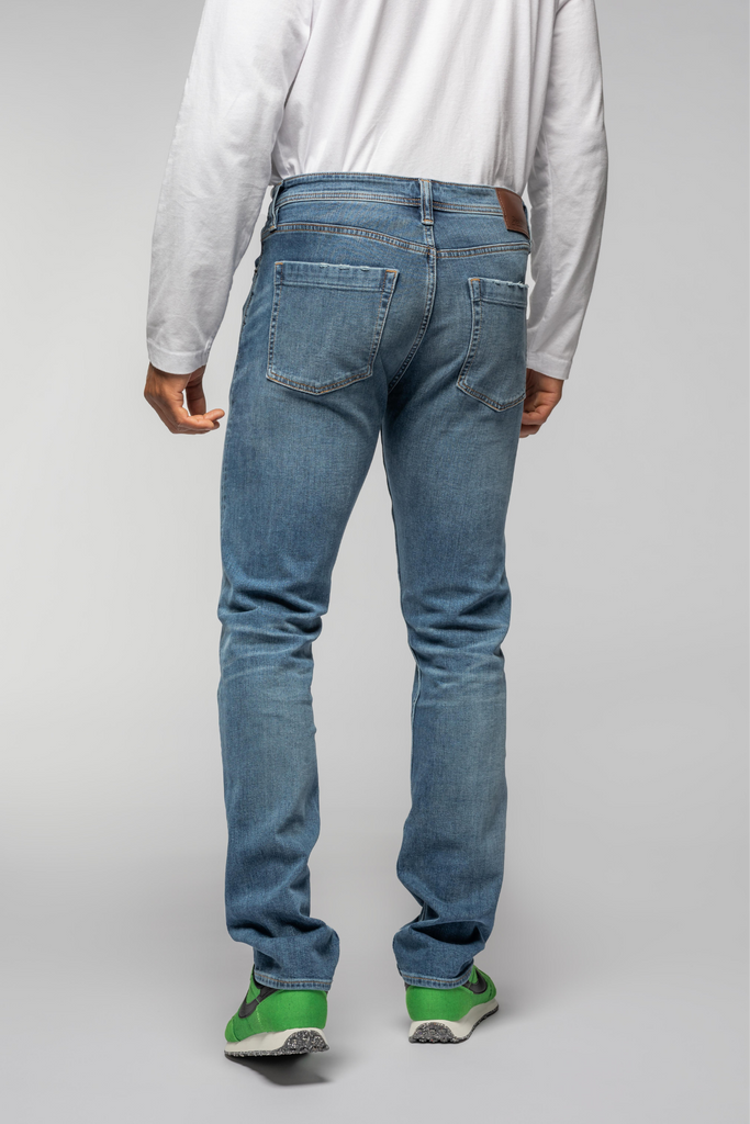 The model is 6'1