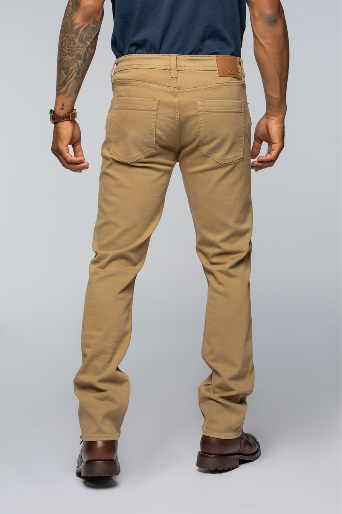 The model is 6'1