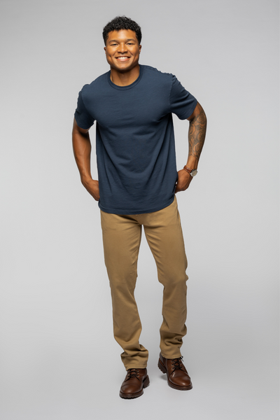 The model is 6'1" and is wearing a size 32x32.