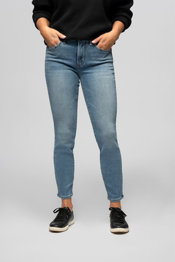 The model is 5'3