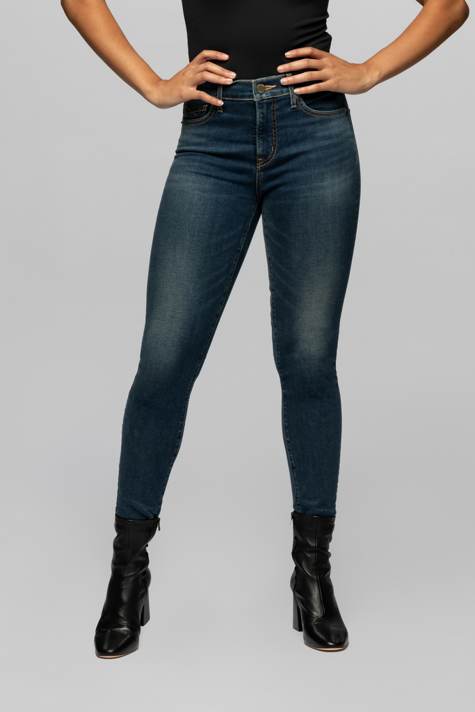 The model is 5'8