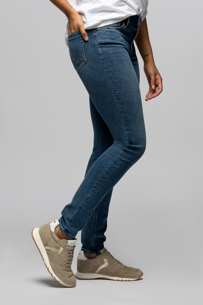 The model is 5'8
