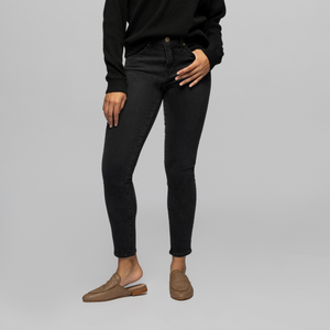 The model is 5'8", 138 lbs and wearing her true size 27R.