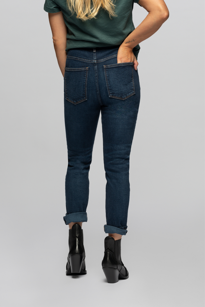 The model is 5'3