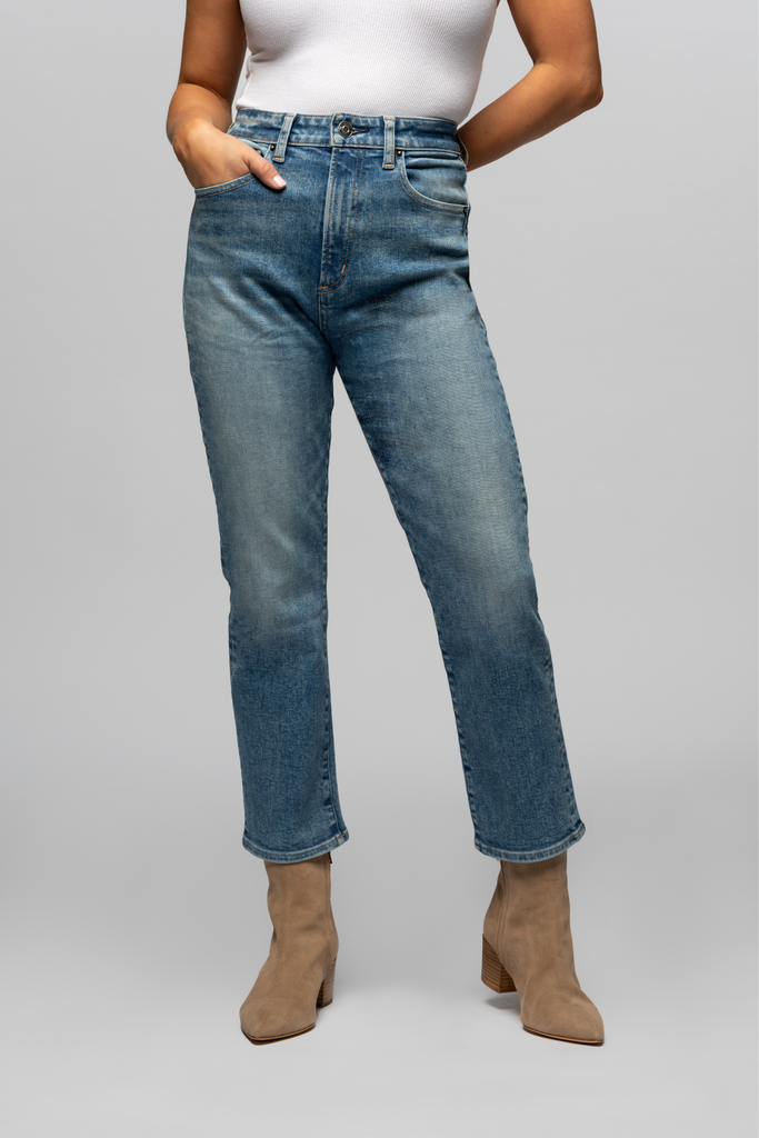 The model is 5'3