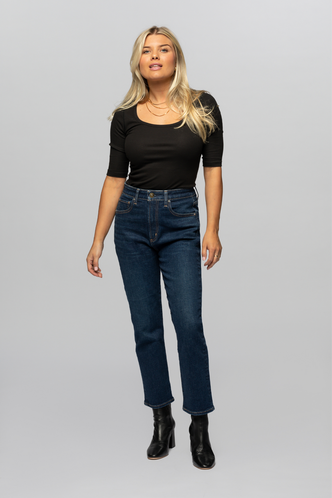 The model is 5'3