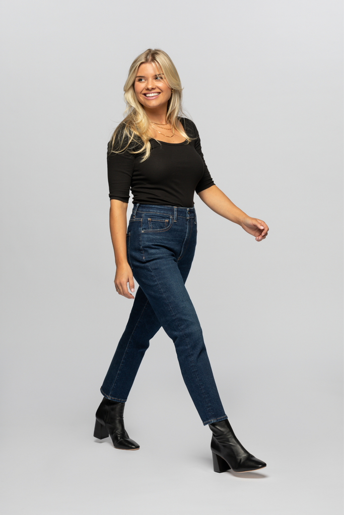 The model is 5'3