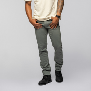 The model is 6'1" and is wearing a size 32x32.