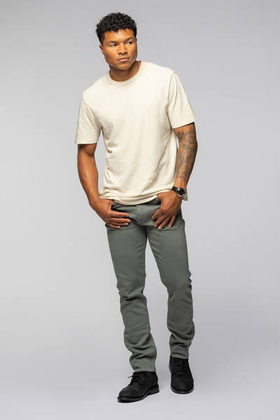 The model is 6'1" and is wearing a size 32x32.