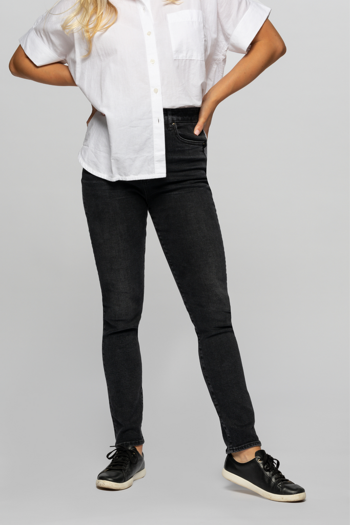 The model is 5'3