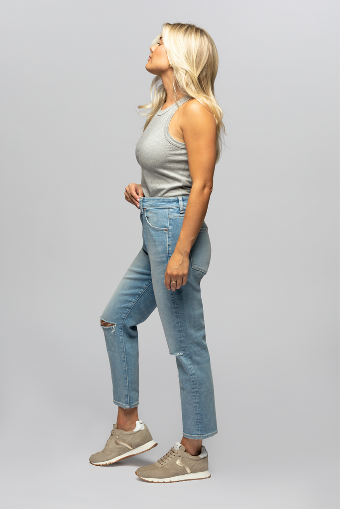 The model is 5'3
