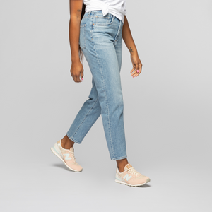 The model is 5'6" and weighs 127 lbs. She is wearing her true size 26.