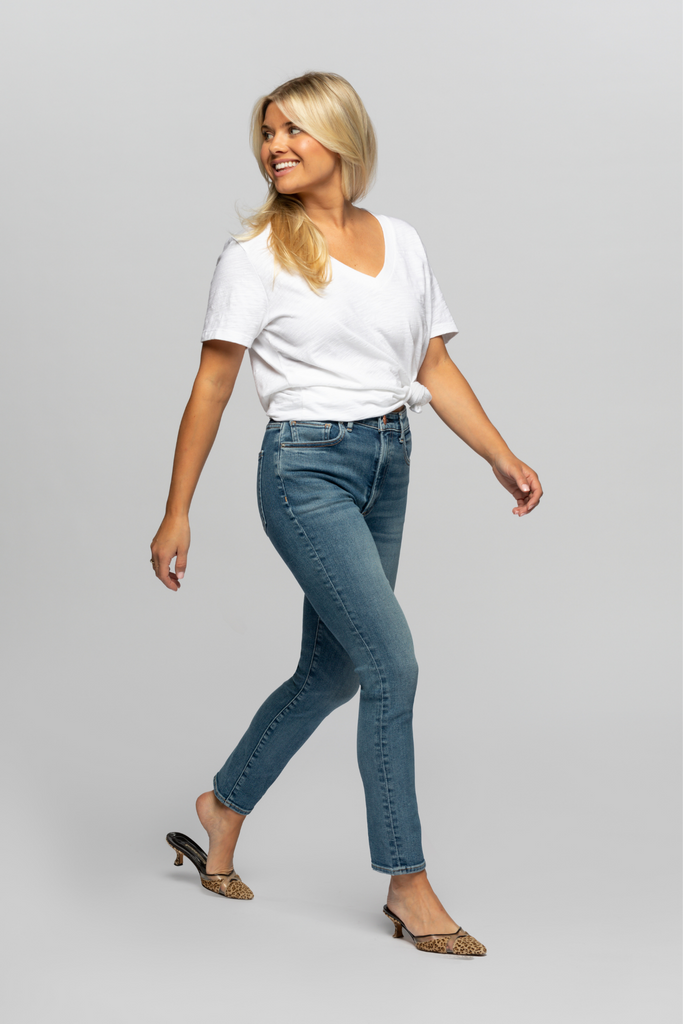 The model is 5'3