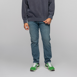 The model is 6'1" and is wearing a size 32x32.